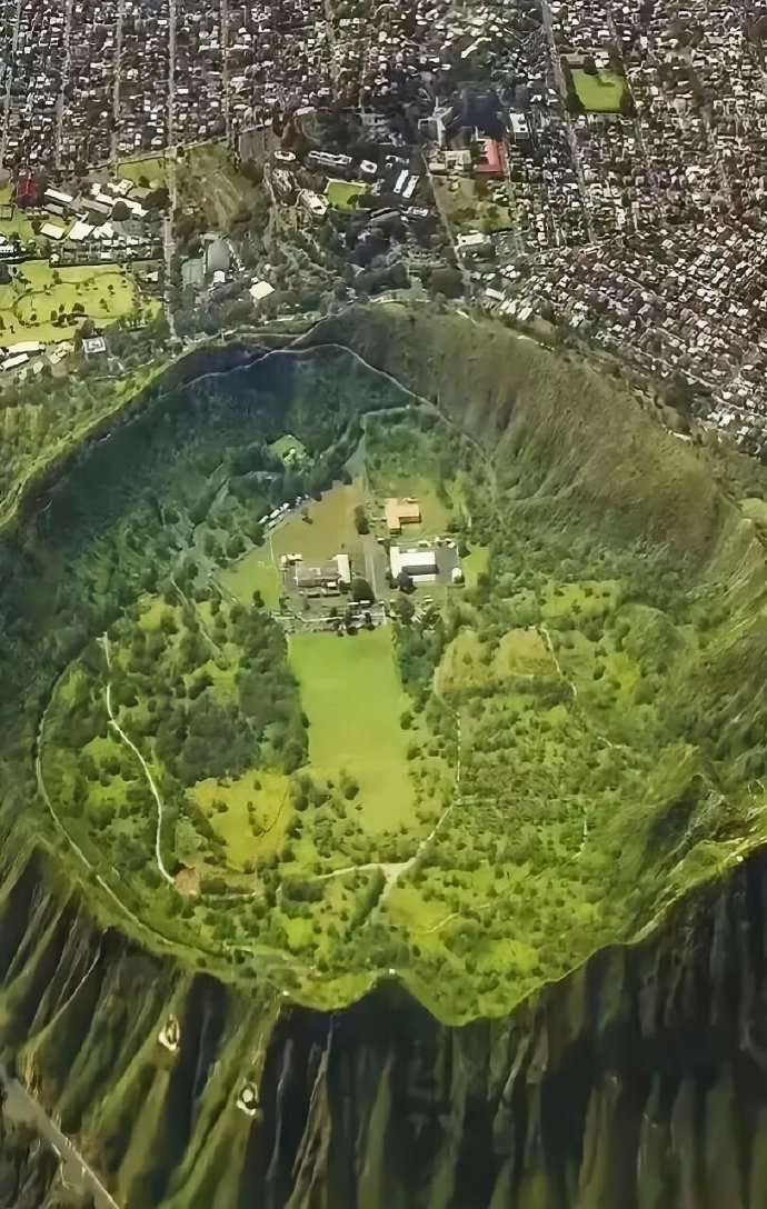 我去过这里，夏威夷威基基海滩不远处，钻石头山，其实就是一个大火山坑，周围的山可以爬，景色很美。