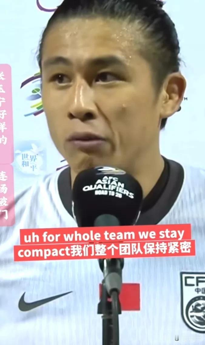 张玉宁曾经留学，所以能说英文非常正常，而且现在中国足球运动员的素质也是非常高的，不要戴有色眼镜看他们。张玉宁应该还会说荷兰语吧。