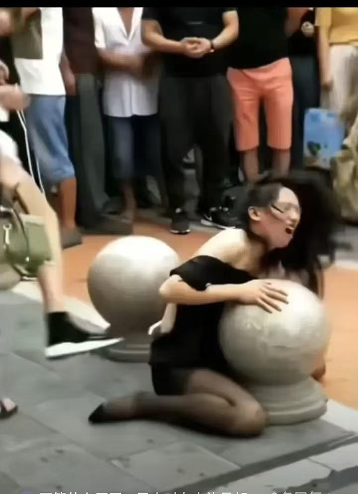 以前见义勇为的很多。但是吃苍蝇的，反转的，助纣为虐的太多，再加上有些时候打拳的太多，所以很多人都麻木了，有些人甚至没伸手可能就是善良和厚道了，我们这个社会怎么了？