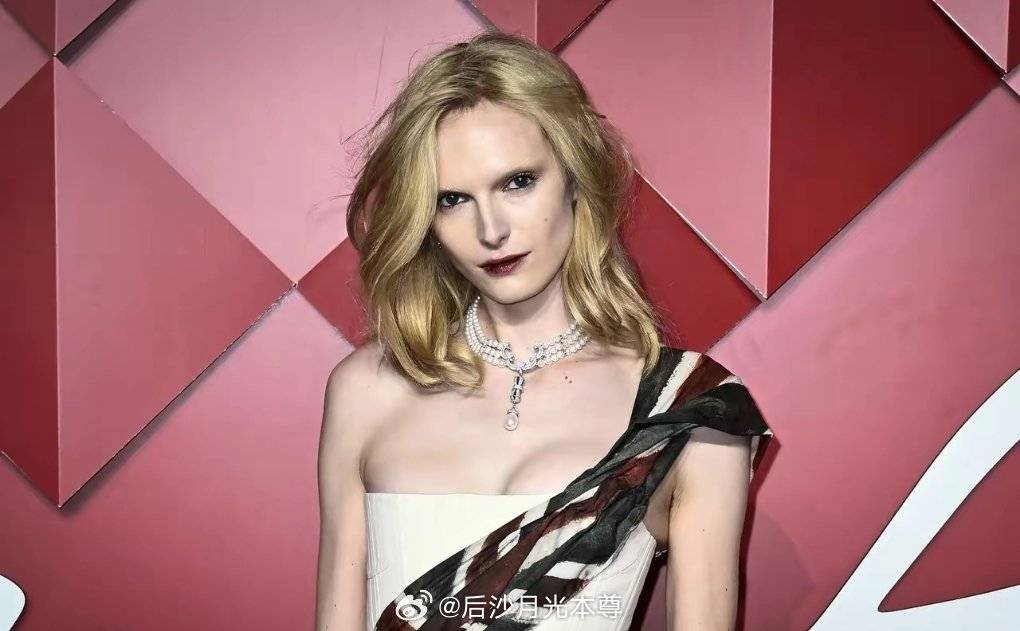 比女人还女人的男人，这种赛道真挺可怕，尤其体育。
美国21岁模特亚历克斯・康萨尼（跨性别，有丁丁，隆胸）本周在英国时尚大奖中荣获 “年度女性” 称号。12岁时父母给服用雌激素，然后去当跨性别模特。 ​