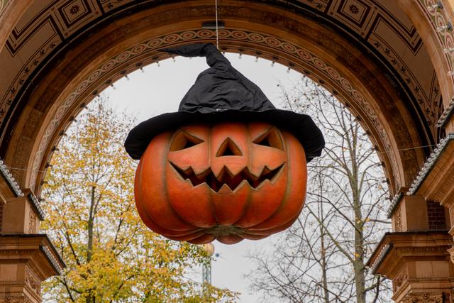 万圣节，西方是自娱自乐，开开心心，乐乐呵呵，我们是制造矛盾，制造割裂，各种冲突，已经背离了万圣节的意义，这是为什么？