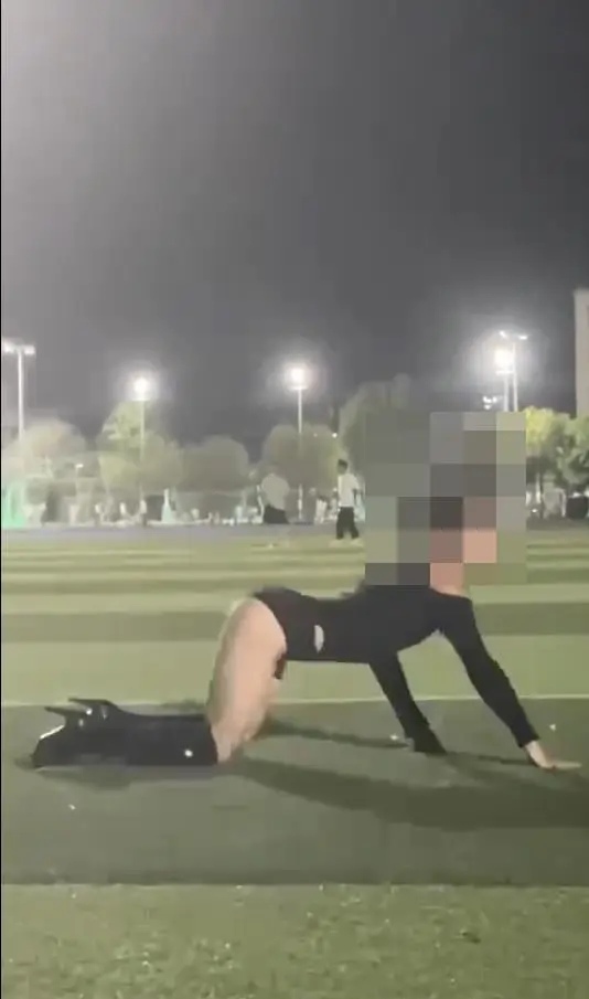 这是把操场当成娱乐场所了，那么这个处分该不该给呢？我觉得看都看了，学生还多一个就业机会，不该给处分。