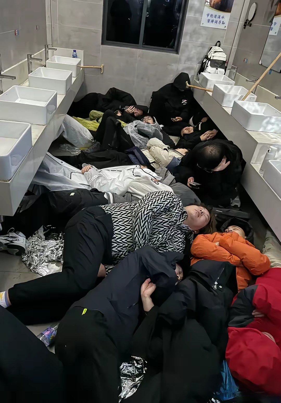 睡厕所怎么了？谁都没错，没必要小题大做上纲上线。