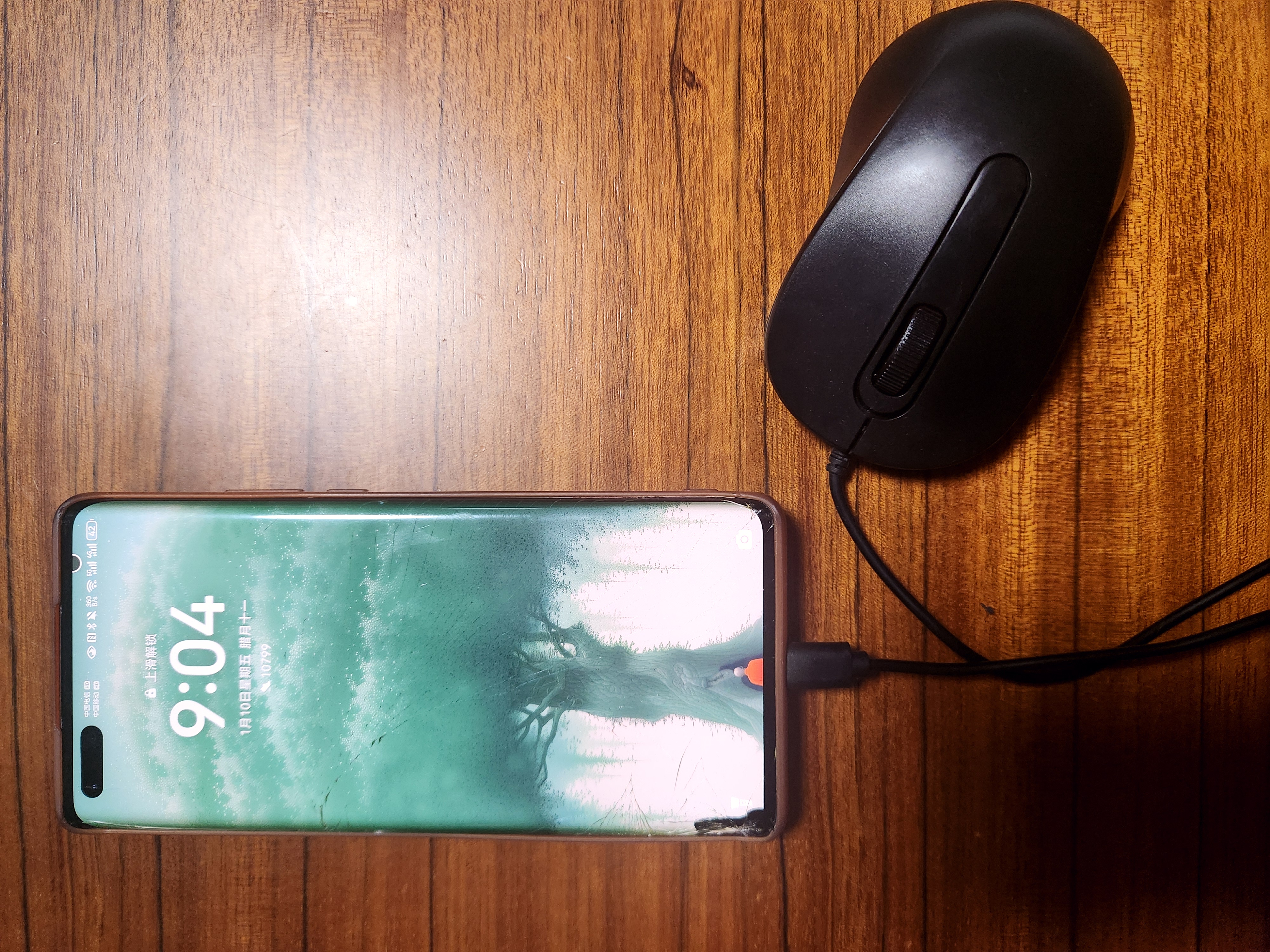 手机摔了，触屏用不了了，想去换个屏，合成1500左右，那就不值得了，我问，二手手机多少钱？告诉我1400，这世界就这么神奇。
现在智能手机，很多地方需要触屏，这时候就麻烦了，还好笨人有笨法，找到一个手