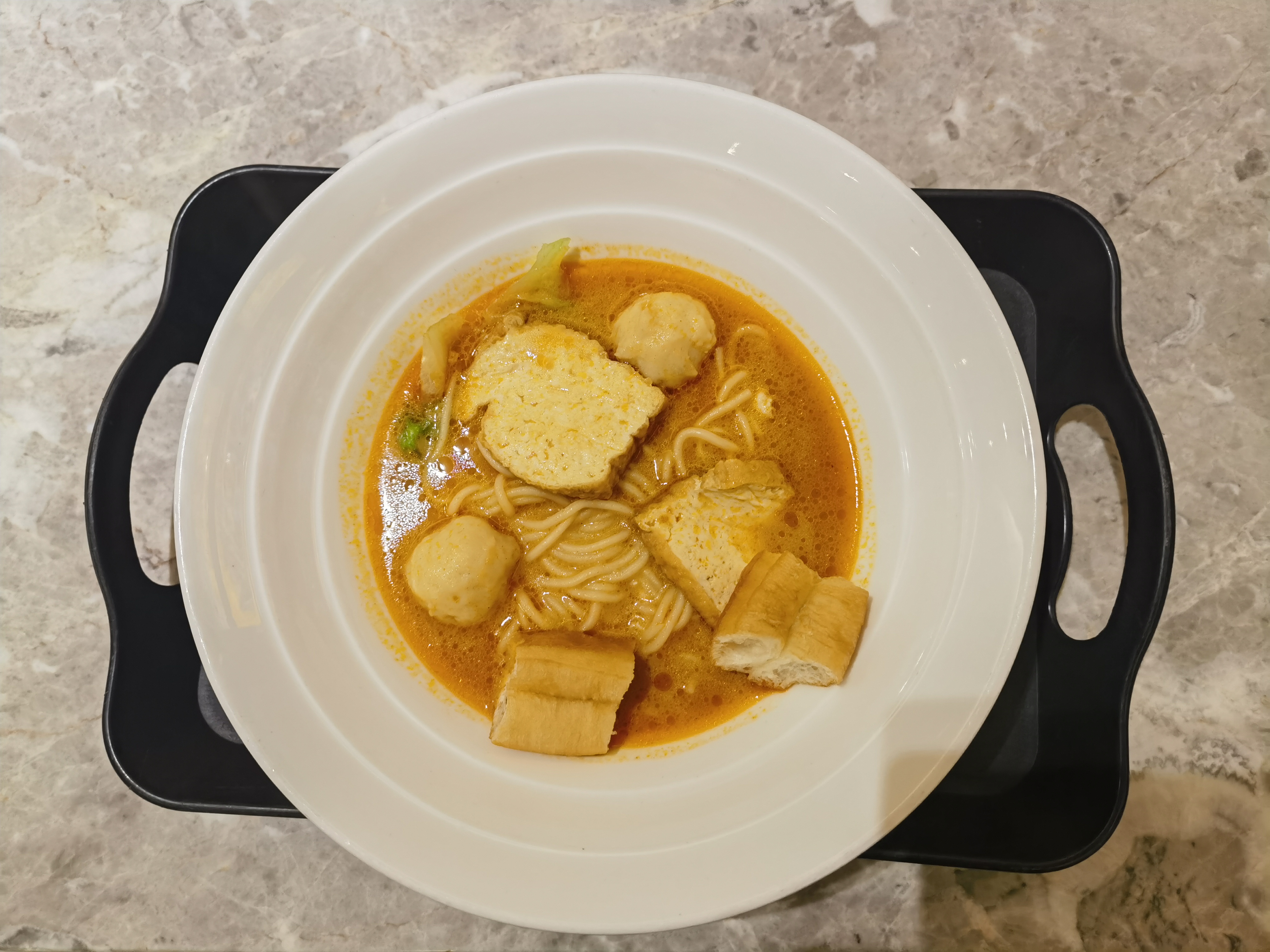 到底什么是沙茶面？直到吃了五六次，终于搞懂，沙茶酱主料由虾干、鱼干、葱头、蒜头、老姜等十几种食材构成，经油炸香酥再研磨细。