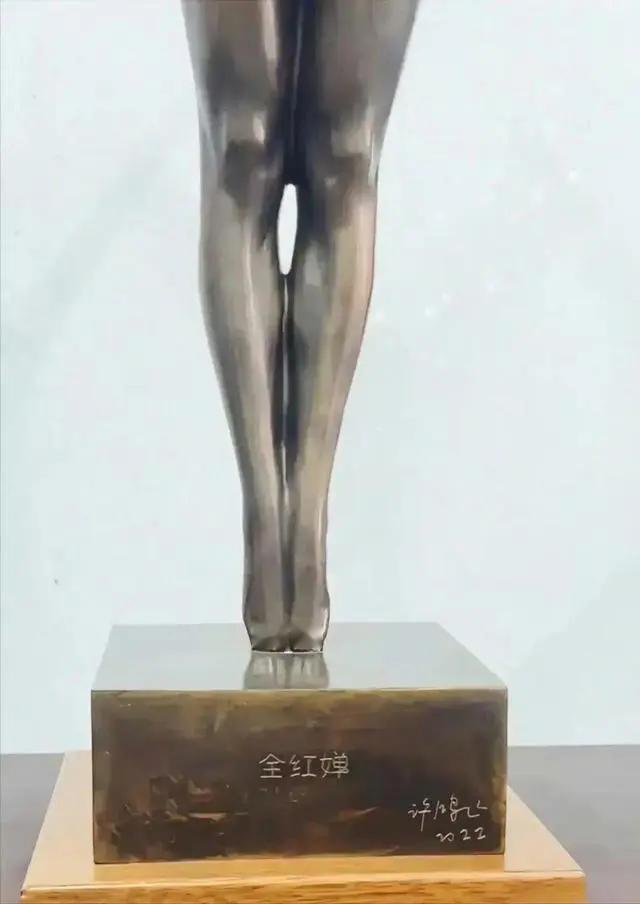 这个雕像确实做的不好。不传神，不生动，没有把全红婵的精神塑造出来。