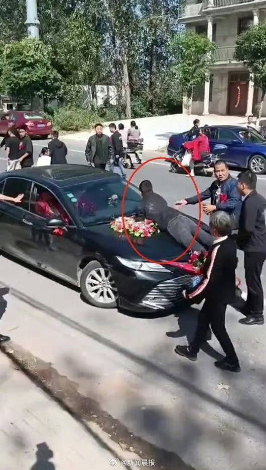 和稀泥，和稀泥，结果真是和稀泥，所以这样的事不稀奇。