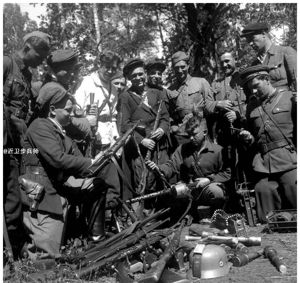 “冯·博克元帅早在1941年7月1日就对肃清后方地域的问题深感担忧。斯大林7月3日的讲话呼吁在德军战线后方开展游击运动，‘游击队员’这个词随后频频出现在德国人的文件中。”

“成千上万名红军士兵组成一