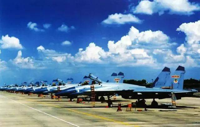 1990年6月，中央高层连续召开两次会议，专题研究空军装备建设问题。最后会议决定