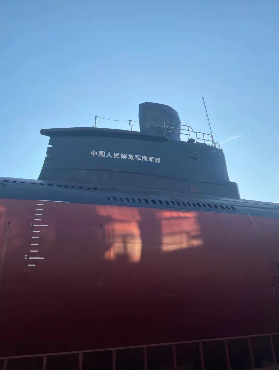 今天参观了我国自主研发的第一代常规动力潜艇，里面的空间极其狭小压抑，进去待了二十