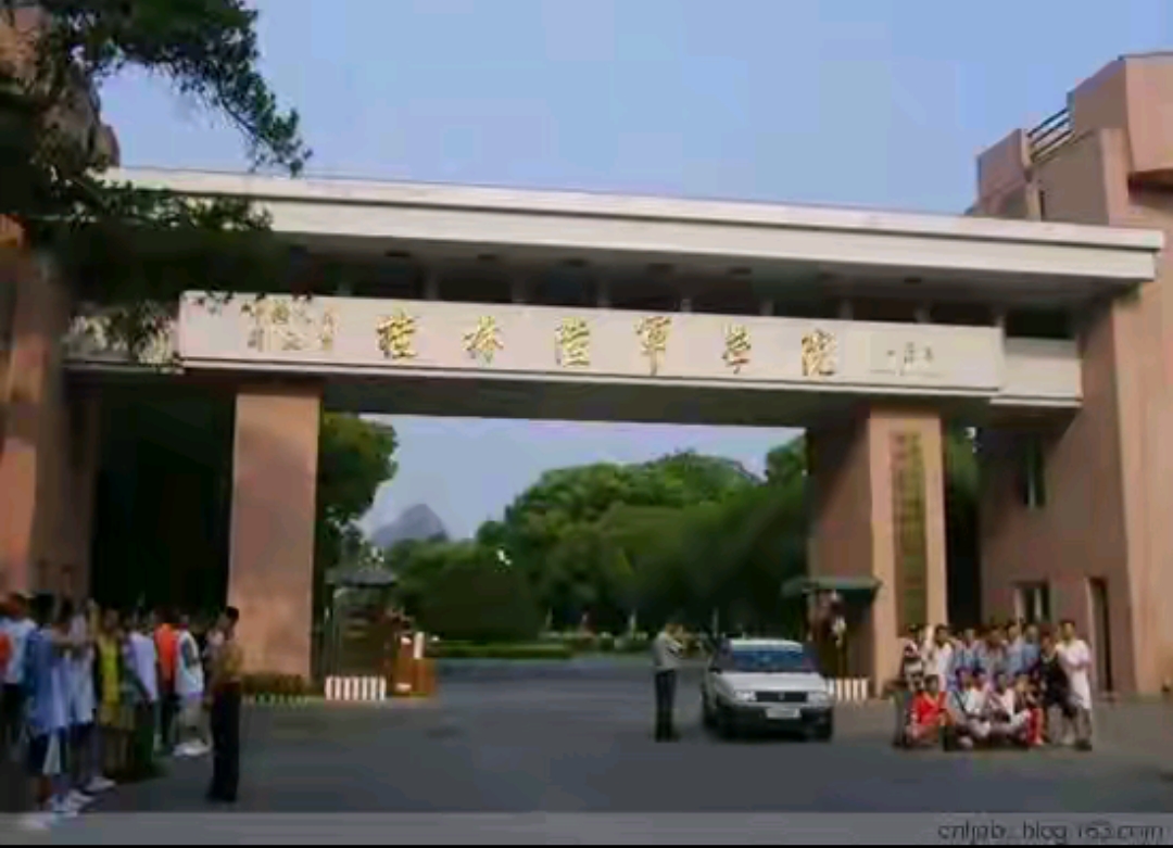 上世纪九十年代初，我们在桂林陆军学院学习期间，每天都很辛苦，因为军校学员每天的体