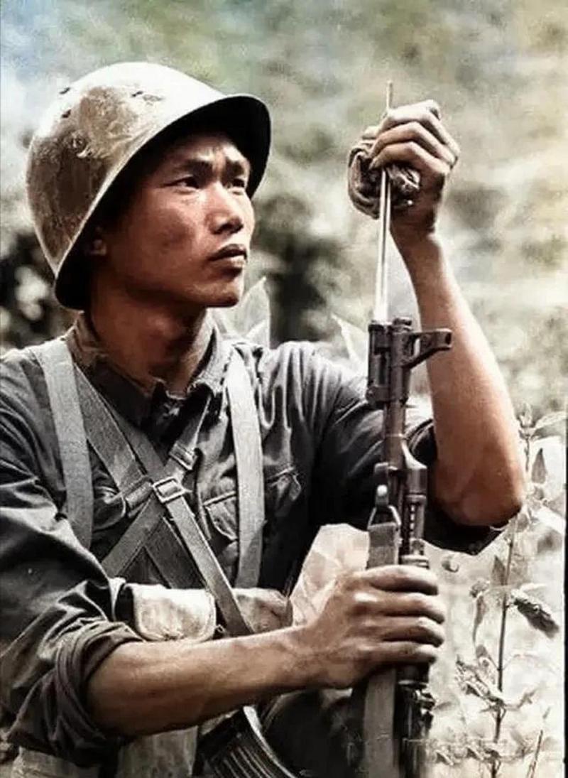 我小时候在部队大院里，把警卫连的一个空弹夹拿走了，拆开后装不回去了，就顺手扔在了池塘里。

当天晚上，警卫连长亲自带着几个兵到团长家认错，问我到底扔哪了，然后连夜带着十几个兵在池塘里找，几乎把池塘的泥