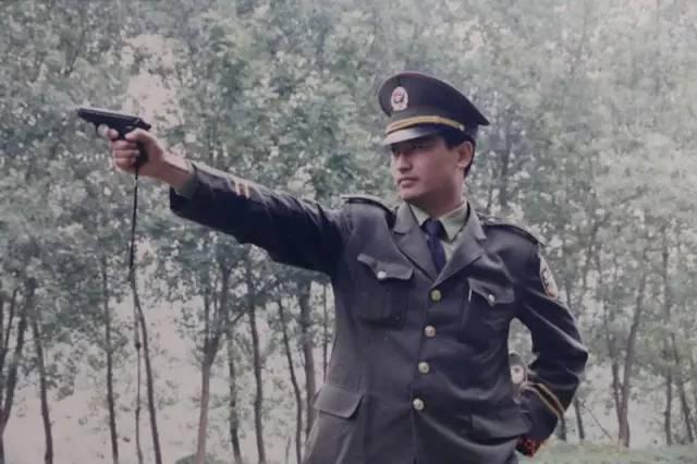 我一个亲戚是名快退休的老民警，大约二十七八年前他坐绿皮火车，长途出去办案，随身带了只“小砸炮”六四式手枪。

好巧不巧，我这个亲戚在火车上上厕所的时候，那把小手枪一下子从腰带上滑落到厕所眼里掉下去了，