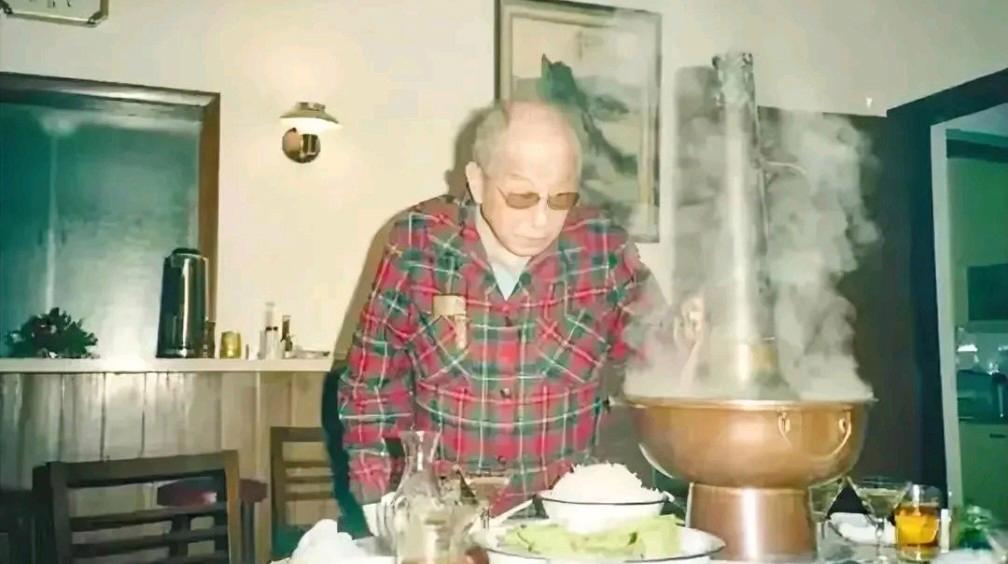 在1988年，张学良被软禁在台北的住所中，此时正值新年。他正在享用晚餐，尽管已经在台湾生活了半个多世纪，但在饮食上，他依然钟情于东北传统口味。

从照片中可以看出，张学良的头发已经斑白。他面前是一锅热