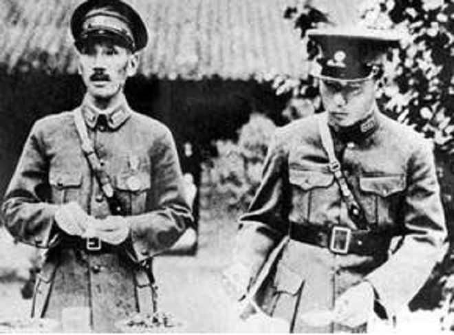 杨虎城对老蒋的做人底线严重低估。

兵谏是没有回头路的。西安事变之后， 杨虎城就两条路， 一条投共，一条出国。

杨虎城是个小军阀， 体量不大，投共肯定能投得了。

张学良手里还剩下十几万人，体量太大