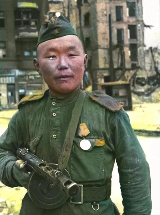 二战苏军的军纪属于自发行为，步兵烧杀抢掠确实有，而且很烂。但是军官会管，就是直接枪毙违纪的苏军士兵。

像哈尔滨卫戍军区司令员卢冬生被害，就是苏军士兵害怕卢冬生向苏军军官告状让自己没命，然后先下手为强