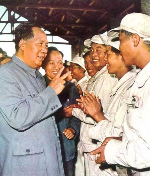 毛主席最伟大的地方就是能把深奥的东西用老百姓能听懂的语言讲出来。

胡耀邦回忆：延安时期，毛主席问我什么叫军事？我讲了书本上的很多。主席说没那么复杂，军事就是打得赢就打，打不赢就跑。

主席又问：什么