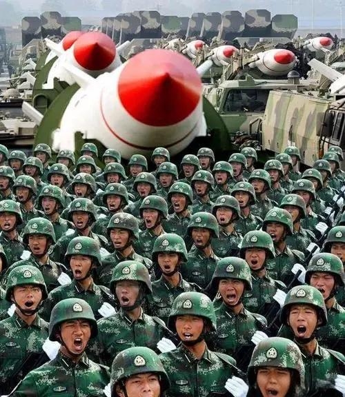 
中国目前的军事实力（海陆空）和美国上上距有多大？

实际上比很多人想象的要小。

中美军事实力差距最大其实是核力量。因为中国长期以来核战策略是最小威慑，而不是核大战，加上之前资金也缺乏，海基核力量也