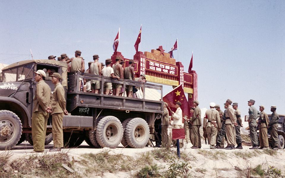 1953年9月5日，最后一批近140名志愿军战俘被美军押送到仁川港。下船后，美军又立即将他们用火车转运至板门店附近羁押。

傍晚，列车抵站后，志愿军战俘被关进一所由军用仓库临时改成的拘留所。第二天早上