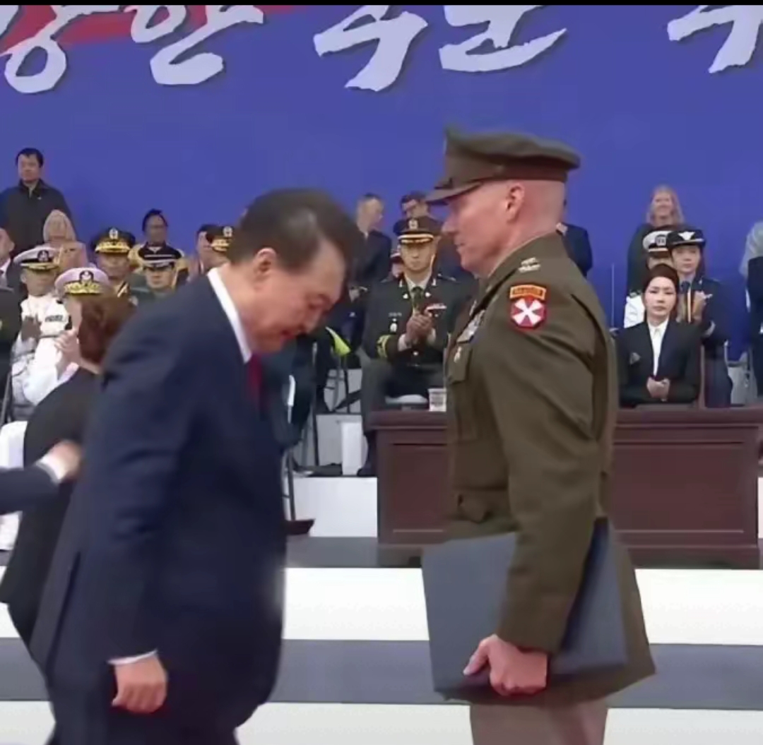 宇宙第一大国大韩民国盛大阅兵，尹大总统在众目睽睽之下走向驻韩美军司令，鞠躬行礼……

目前韩网已炸……

满网都是西巴，阿夷西……

“夫人，赶紧把你的丈夫喊回来跪在太极旗下！”

话说日本人也只敢自