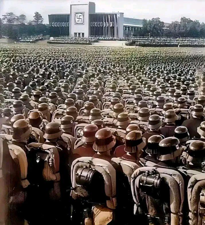1939年，柏林，德军入侵波兰前的誓师大会，这些装备精良士气高涨的德军足足有5万之众。

6年后，这些第三帝国的精锐之师除了极个别的被送上了绞索架外，大部分都成了莫斯科城下的孤魂野鬼。

1944年7