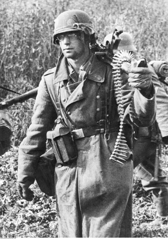 MG42通用机枪由于射速太快了，为此德军还专门规定枪管在一分钟内发射不能超过30