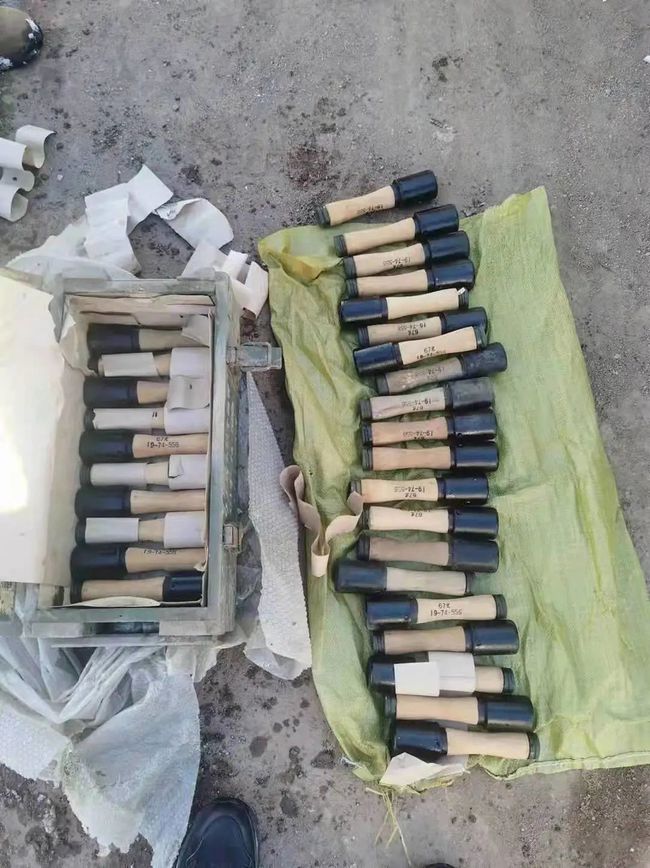 说一件老爹当兵时候的事，84年左右云南边境一个村子里，两家人先是口角，拌嘴，可能不够解恨，到后来竟然发展到互相扔起手榴弹来！

那手榴弹威力巨大无比，根本不是民间土造货能比的，其中一家的木房子都被干翻