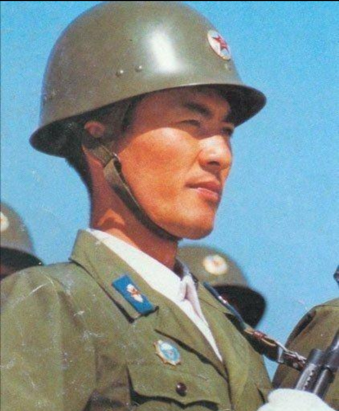 老实说，GK-80并不是一款好钢盔。戴时间久了，头皮疼。那种疼只有戴过的人才知道