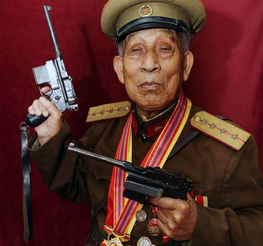 中国人对英雄的崇拜是DNA里的一个密码。

我听我东北同学讲过这样一个故事：

某天他去澡堂子洗澡，就是那种大池子，他刚进去池子里泡上，一群满身纹着龙虎豹的社会大哥也下了池子，牛逼哄哄的说话声儿能把屋