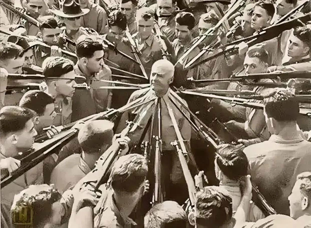 1943年，一群美国士兵围绕着一位白发苍苍的老人，数十把刺刀对准他的咽喉和后颈。

然而，这位老人昂首挺胸，毫不畏惧，展示出了他非凡的勇气和心理素质。

这位老人叫作“安东尼·比德尔”，是一位美国海军
