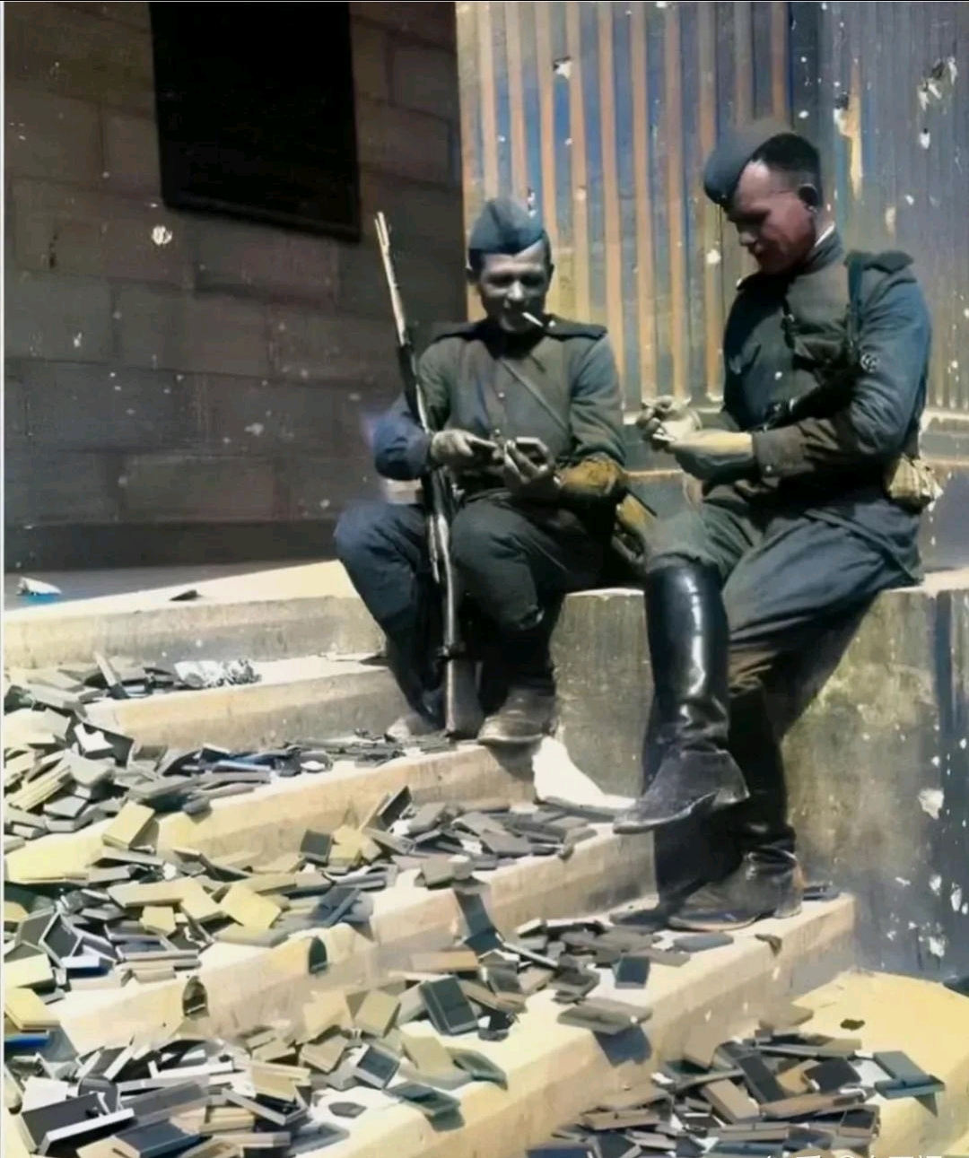 1945年，柏林解放后，两名苏联士兵留下的合影。

他们的脚下，遍地的盒子里，是还没有来得及发出去的奖章。

这些奖章是德国士兵曾全力以赴的骄傲，也是他们梦寐以求的荣誉，但现在，如同废品。

其实主要