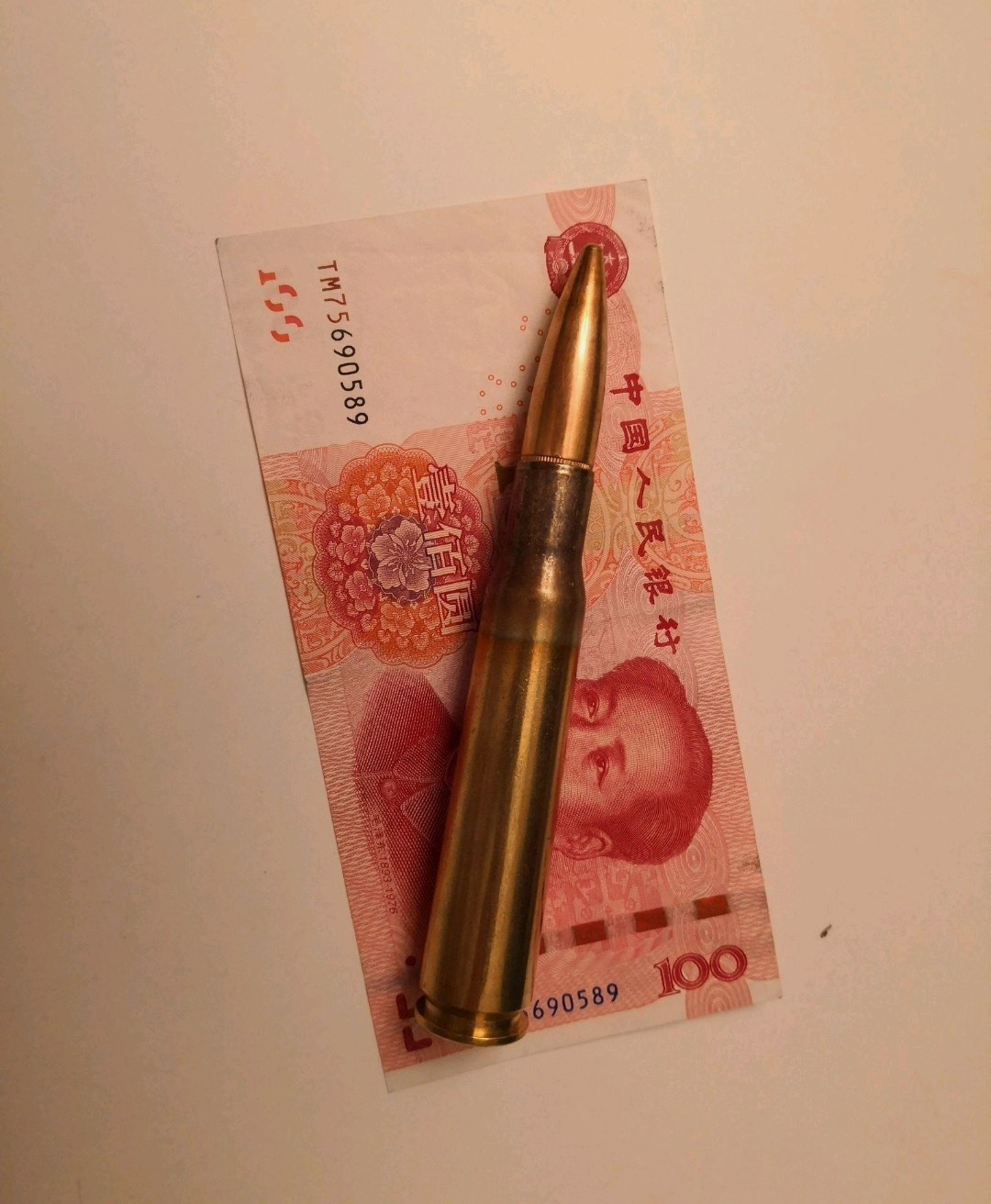 重机枪压制力有多强大？

12.7mm机枪弹如下图所示。

可以穿透四五厘米垂直钢板或者小区一楼的半米厚的混泥土承重墙。

所以，兄弟你躲在半米厚的水泥墙后面，面对重机枪，是不安全的。

重机枪：你和