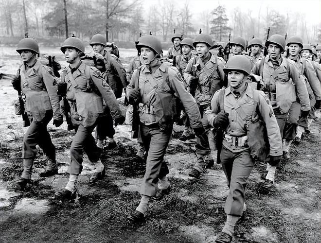 到1945年战争结束时，美国陆军规模已扩充到超过800万士兵和陆航飞行员，194