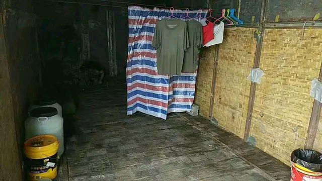 押运趣事：94年去济南接装备车辆返回时，半个月没洗澡。火车在海城站停车时，我们已经20多个小时没吃饭。

下午5点多饿得没办法了，就下车去铁道边吃饭。

半小时后回去，车没了！当时车站的工作人员可真好