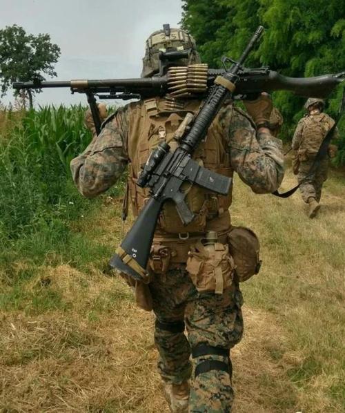 机枪手在各国军队的步兵中都是个苦差事，负担最重的同时还要维护好机枪，遇敌如果哑火