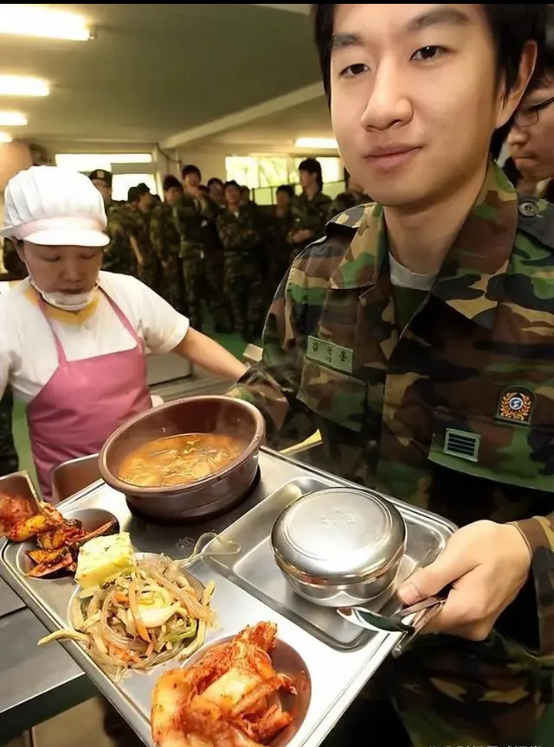 韩国军人一天伙食费折合人民币12块钱，考虑到韩国农产品价格，相当于我国5到6块钱的水平。

也就是说，一天三顿6块钱。

韩国米价大约折合人民币10-20元一斤，5-6元伙食费的话，就是光吃米饭都不够