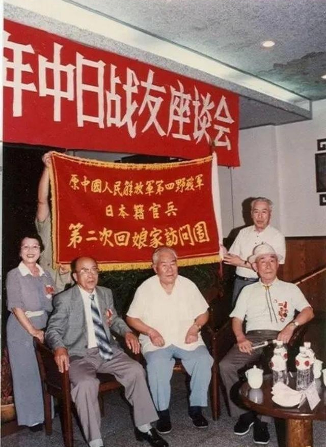 四野当年曾收编三万日本兵，这是一段几乎被湮没的历史。

当年四野日本籍官兵都获得了中国解放纪念章，不少人还获得了各种军功章。

回国前，中国政府考虑到当时日本政府追随美国的对华态度，出于保护这批日本战