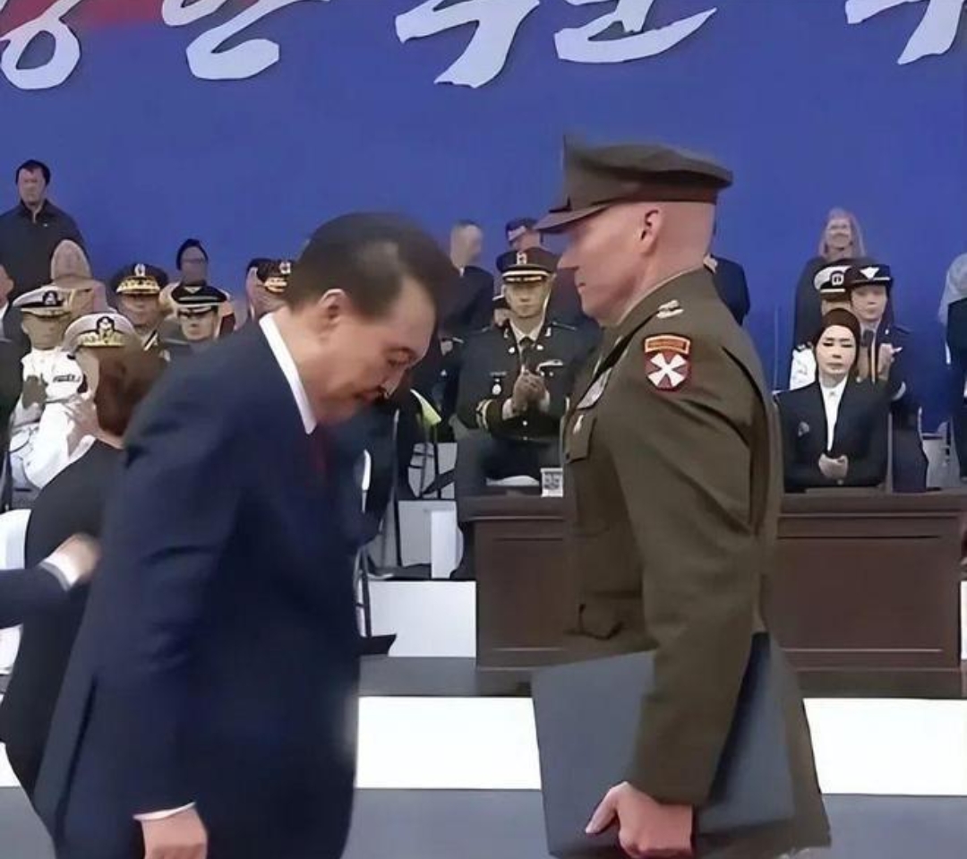 我说个冷知识：韩国驻军的19国之一卢森堡，拥有一支930人的庞大现役军队，其空军拥有1架运输机和2架轻型直升机，陆军每个班配备2辆轻型装甲车，和一挺点50勃朗宁机枪。

其高超的机动性在迂回和撤退方面