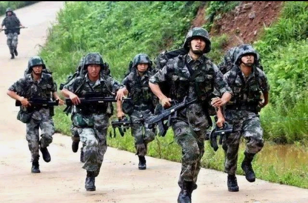 
为什么中国军人很少采用力量训练，大部分采用耐力训练？

现代机械化整体战持续时间都会旷日持久，与美军经常打的治安战不同，战线很长、犬牙交错、战场态势快速变化的整体战，你是找不到什么“绿区”的，实际上