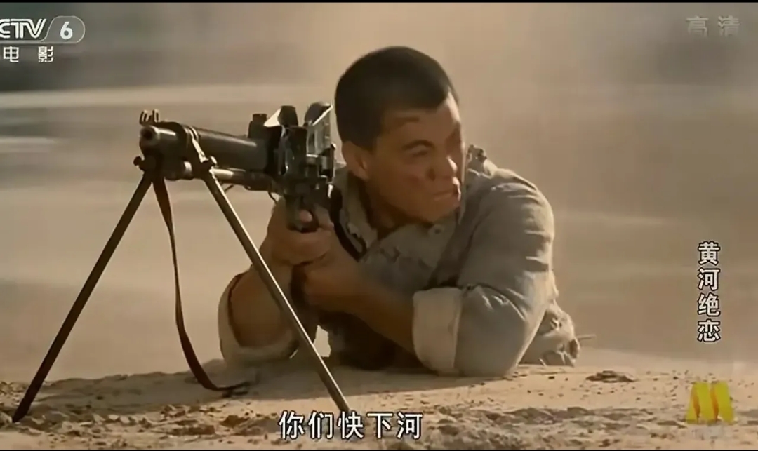 一段只有几秒钟的画面，却成就了抗战电影题材中的一个细节经典。

相信很多曾对枪械