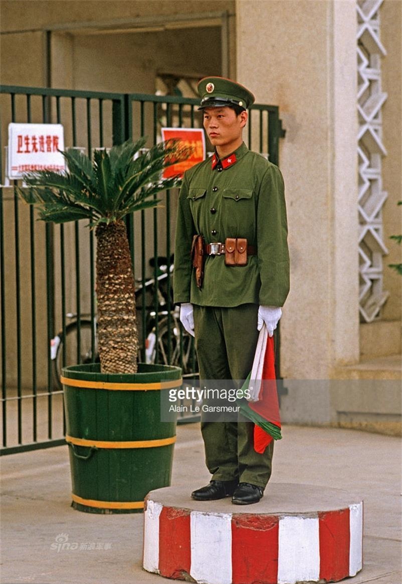 在部队服役，见过有一个老人在门岗直接指名道姓喊我们集团军军长名字，要军长亲自接见他，当时门卫班长还以保密为理由，拒绝了老人的请求。

过了几天老人又来了，又要求见军长，不行就直接打电话，门岗班长致电司