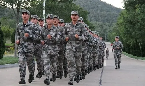 在我当兵第十年的时候，我们连长去军区学习，军里调来了一位少校代理连长，那位少校是副营级。

刚开始我们对他都不是很服气，在基层连队如果军官的体能不如战士，那么带兵训练时就会有力不从心，士兵只服气体能强