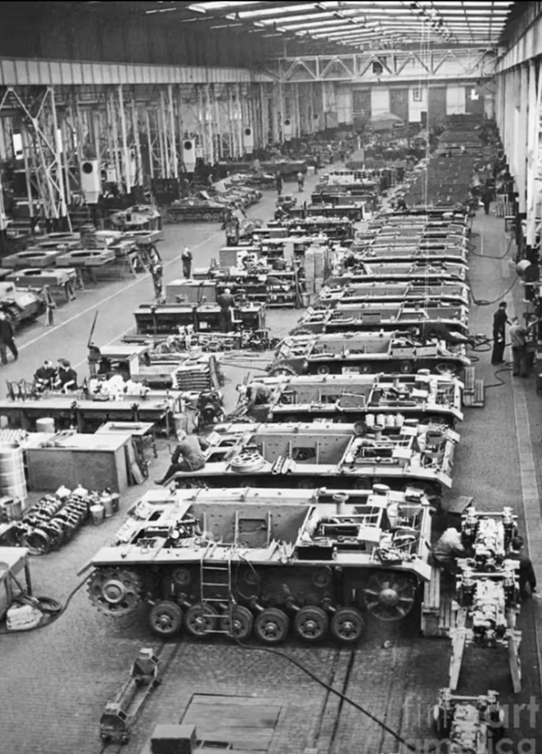二战德国有个明显的时间差，在1943年以前有大量老兵但没有足够装备，而1943年以后有了大量装备但没有了老兵。

可以说在1943年之前，德国军工已经摸了2年多的鱼了，没有总动员产能跟不上的时候就吸收