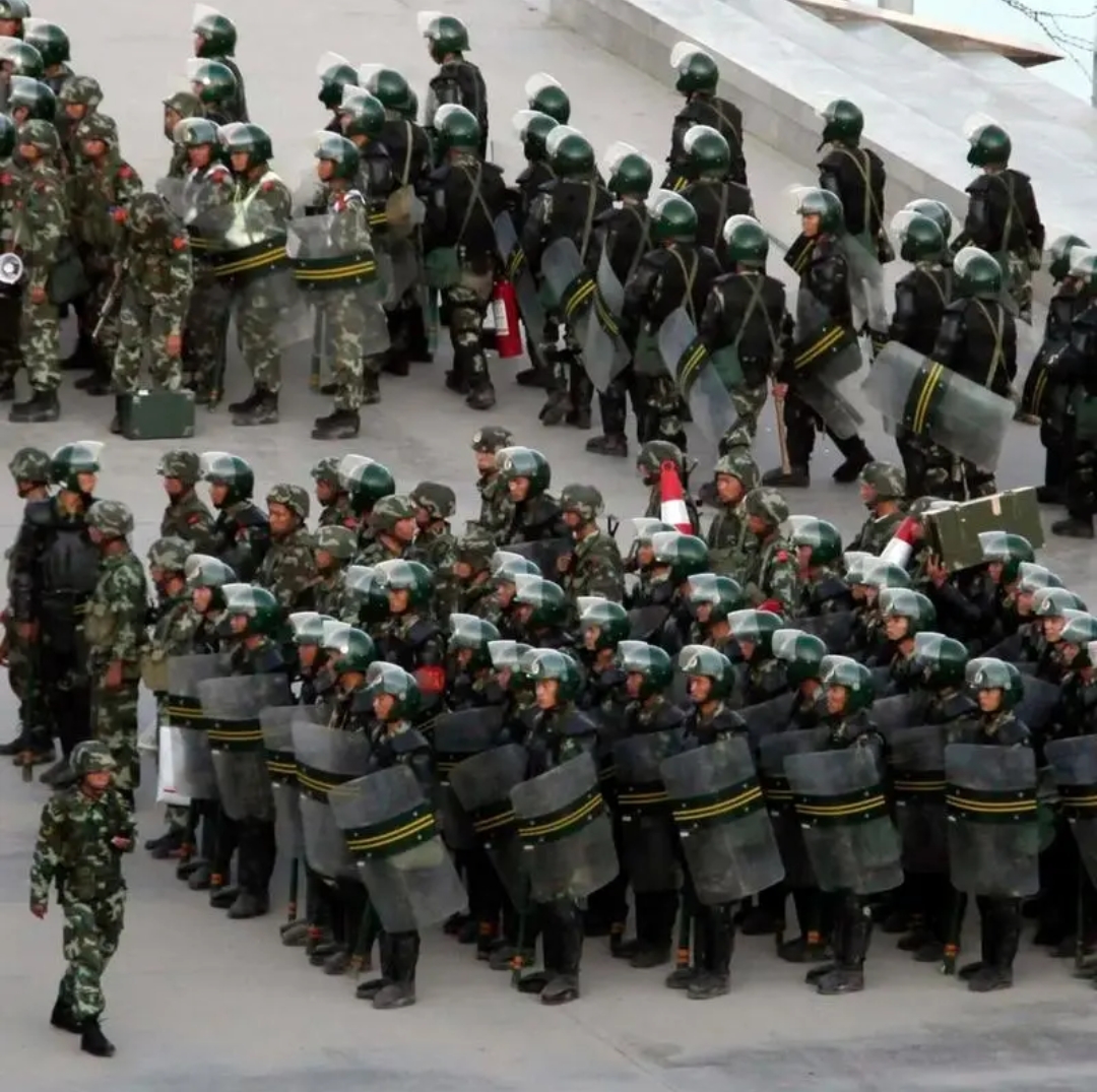 
中国军力有多强？

就说说基层单位的缩影吧。

武警退伍，南疆的普通基层机由于历史原因，南疆的治安在2017年之前的比较混乱，所以新疆的武警在日常训练中着重反恐维稳。

我单位驻地为城市，当时有一个