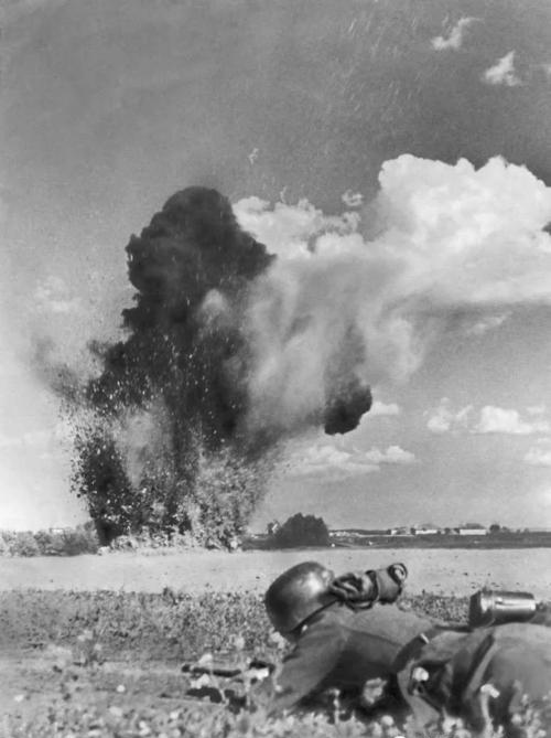 1941年7月1日，德军第24装甲军第3装甲师一名军医在别列津纳河畔的博布鲁伊斯克写道：

“昨天，在森林边缘，我们再次遭遇多次空袭。他们似乎每隔15分钟就会发起攻击。由于喧闹不已，这里很难入睡。仅在