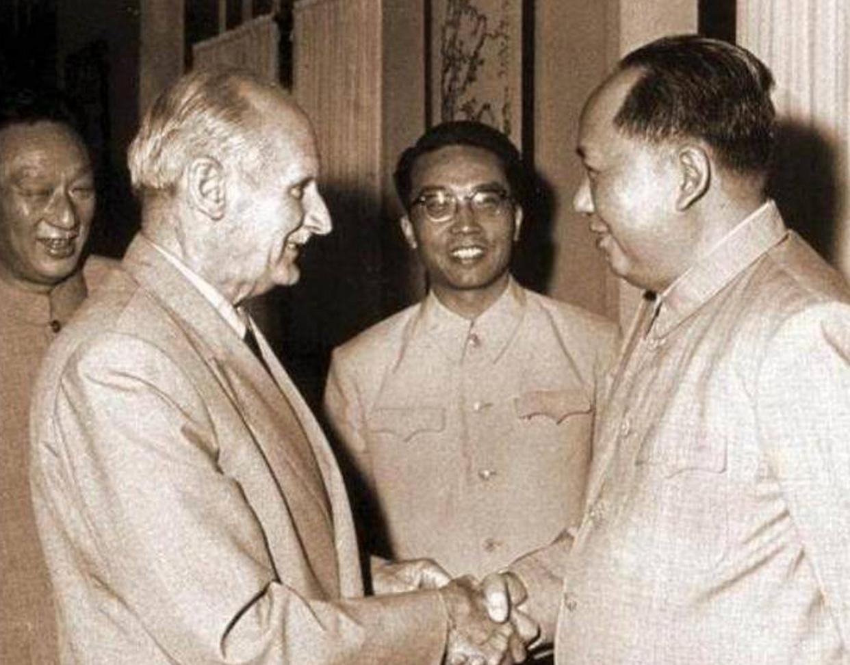 1960年5月，二战英军名将蒙哥马利元帅访问中国，他对主席恭敬的说：


