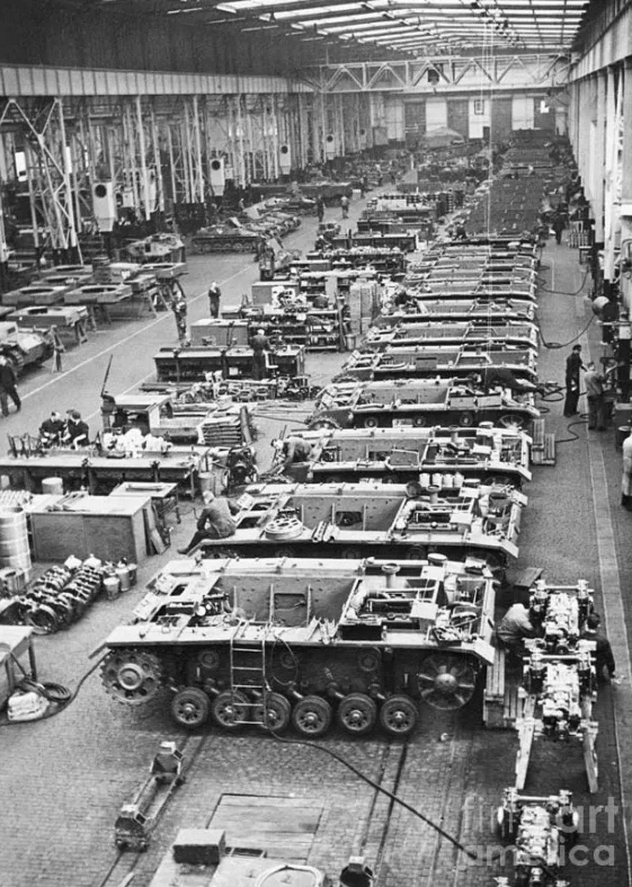 1940年的西方战局结束后，希特勒下令把坦克的月产量增加到800~1000辆。但陆军军械局经计算得出结论，这样一场产能扩充需要耗费20亿马克，还要雇佣10万多名技术工人和专家，希特勒遂放弃这一想法。
