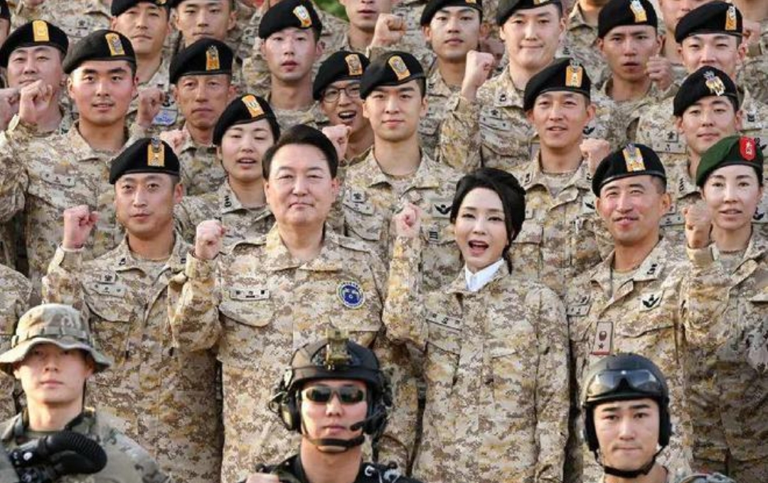 东亚日本和韩国军队真是卧龙凤雏天生一对，作为美军仆从军，这两支军队的表现真是高度一致，大韩民国的国军更是其中的佼佼者。

韩国人一边要养着东亚除中国空军外最精锐的战术机队，一边还得养着华而不实的万吨大