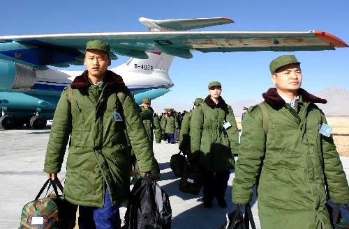 记得2006年底，我们进藏新兵在成都附近的军事基地训练了一个星期后，就乘坐伊尔7
