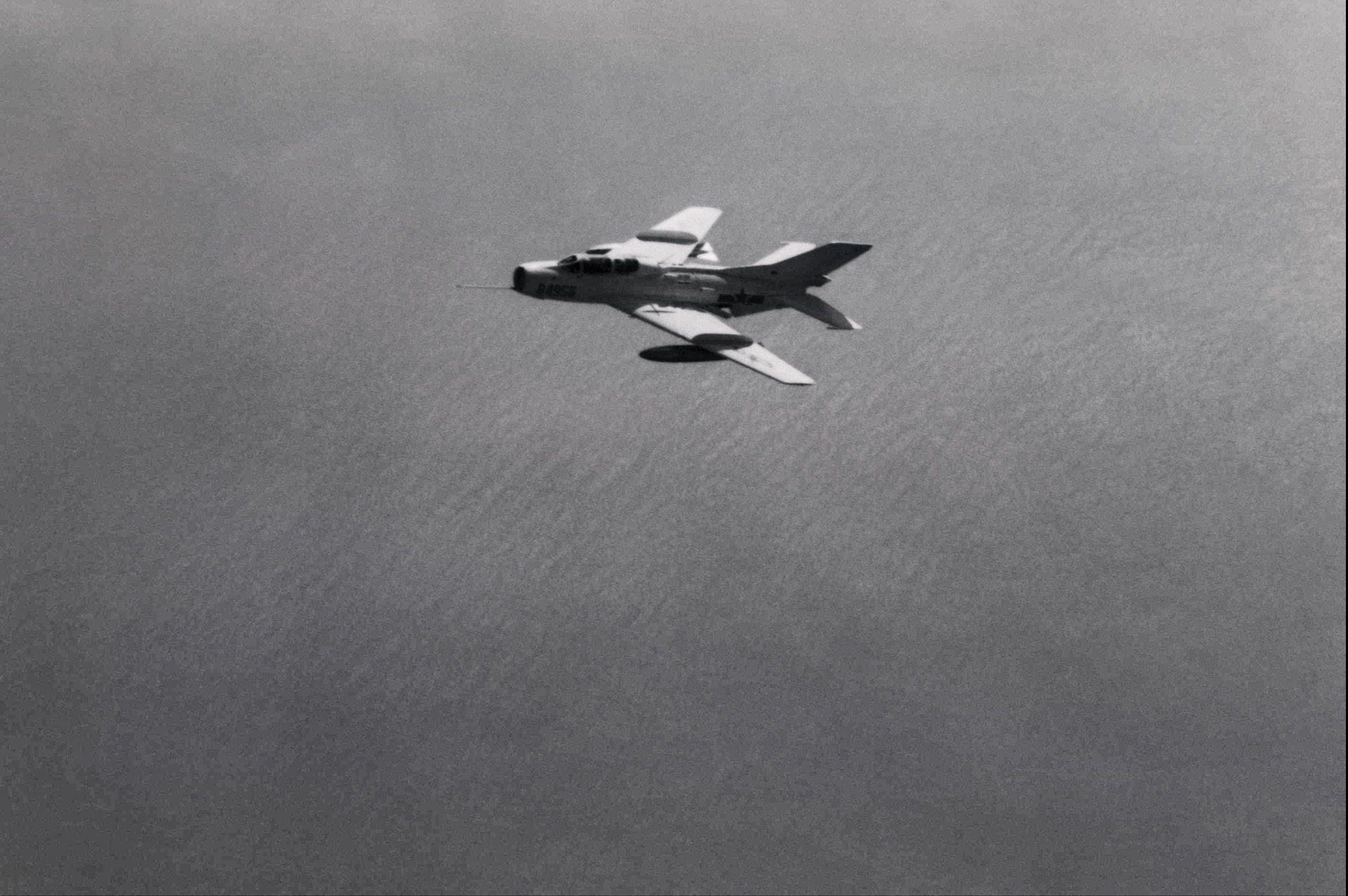 1994年10月15日，美帝小鹰号航母上起飞的F-18“大黄蜂”舰载机在南海上空
